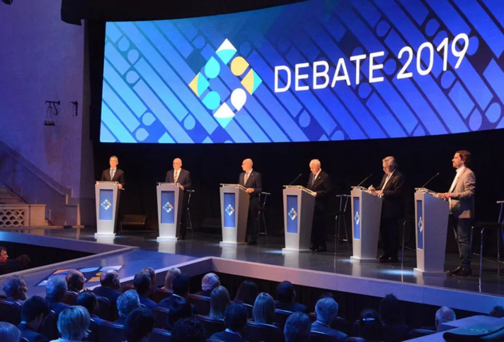Macri y Fernández se cruzaron fuerte en  el primer round del debate presidencial 