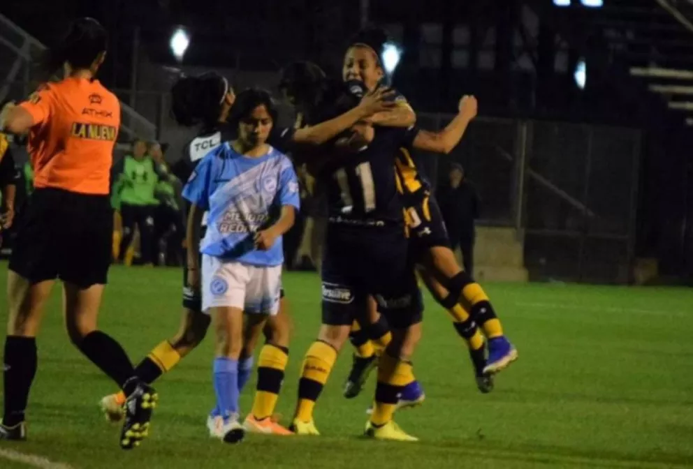 Rosario Central se quedó con el primer partido de la Liga de fútbol femenino