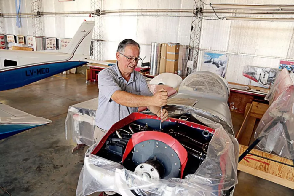 Una pasión sin límites: a sus 64 años, lleva construida una decena de aviones 