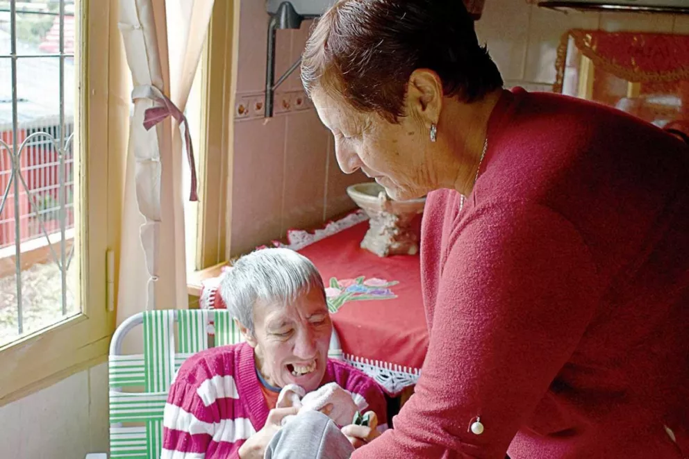 Mercedes con su hermana Rosana; pide agilidad en la gestión del carné de discapacidad.