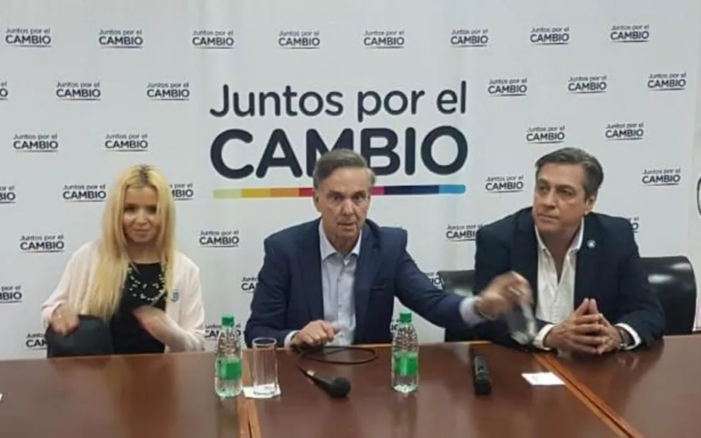 Miguel Pichetto junto a Katherine Barbieri y Alfredo Schiavoni, los candidatos a diputados nacionales por Misiones.