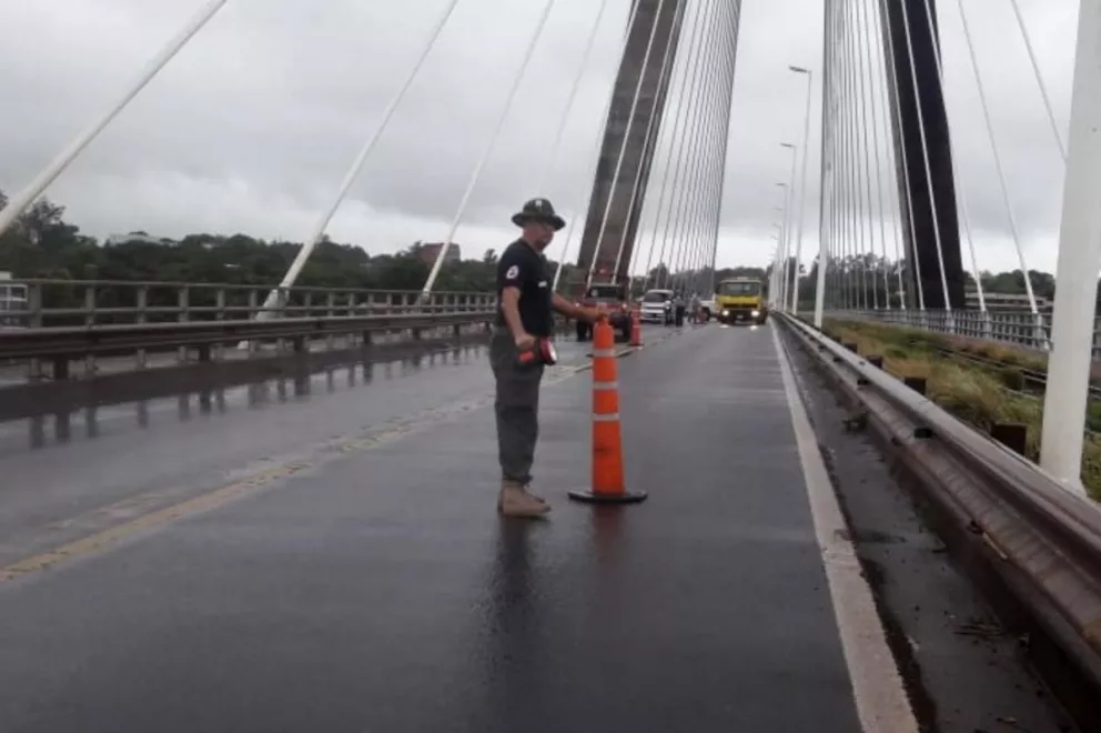 Triple colisión sobre el puente internacional San Roque dejó un herido grave