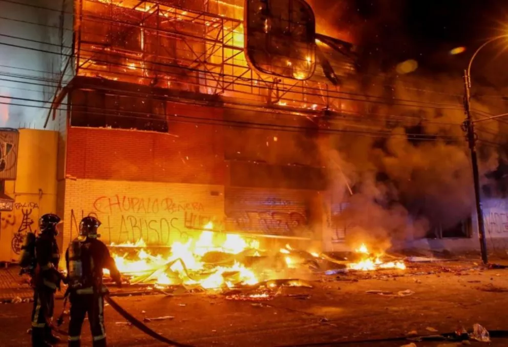Chile: pese al toque de queda hay saqueos e incendios en supermercados