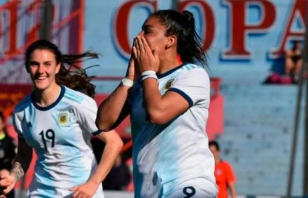 Balearon a una jugadora de la Selección argentina de fútbol en el velorio de su hermano