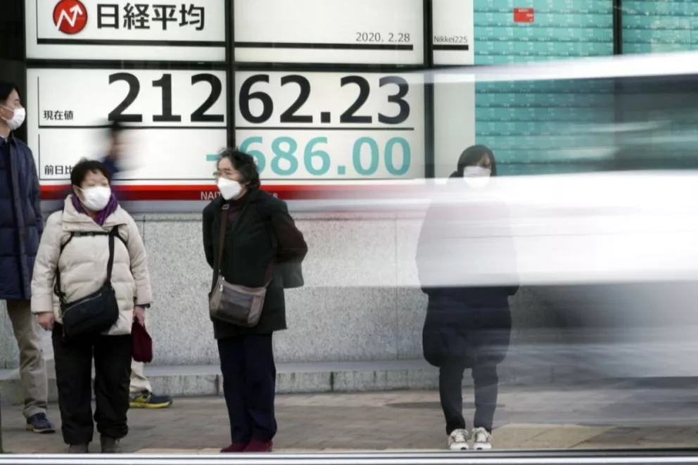 Los paneles de la bolsa de Japón reflejan la caída de los mercados mientras avanza el corona virus