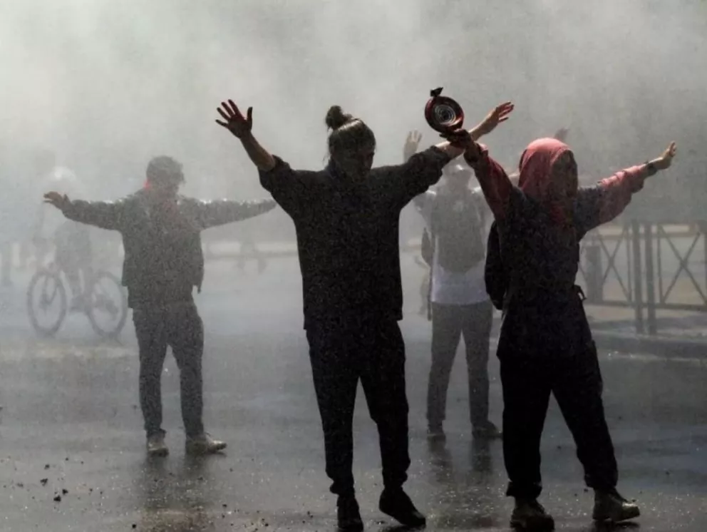 Sigue la tensión en Chile: analizan suspender las clases ante una nueva ola de disturbios