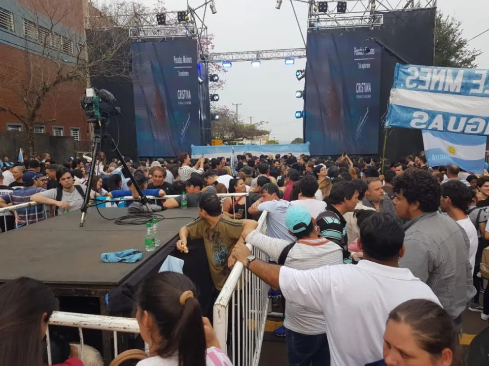 Miles de militantes van copando el Finito Gehrmann a la espera de Cristina Fernández