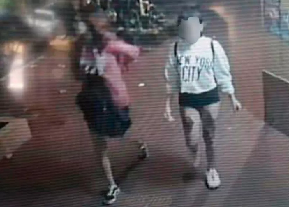 Las dos chicas y todos los sospechosos aparecen en filmaciones de seguridad.