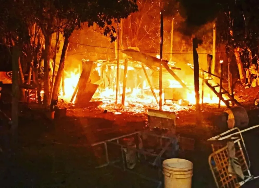 Incendio arrasó con una precaria vivienda en San Javier