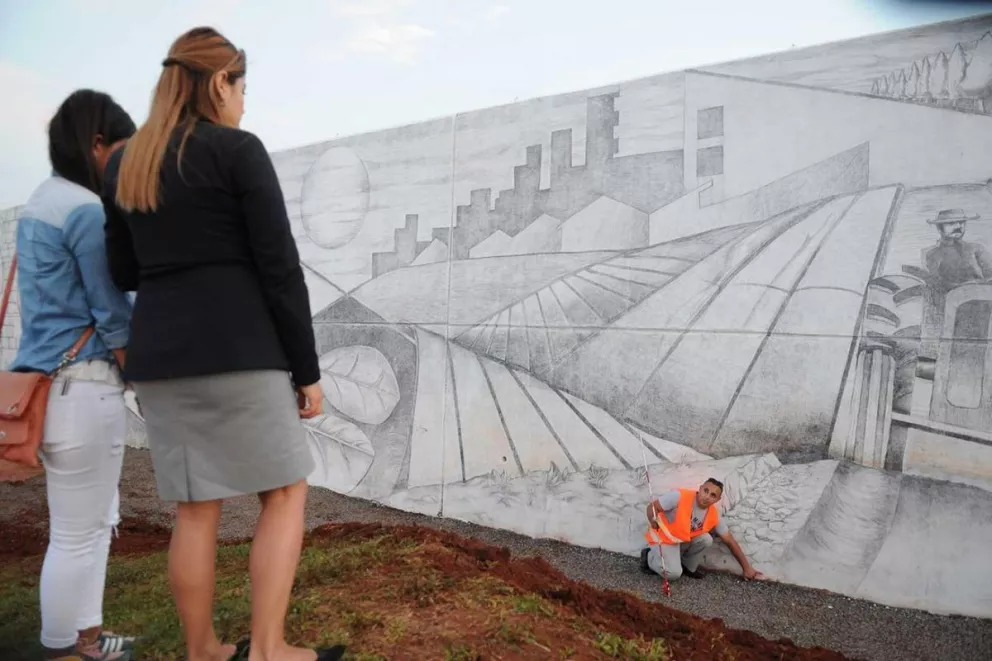 Representante del Guinnes evaluó las dimensiones del mural a lápiz para ver si constituye un récord.