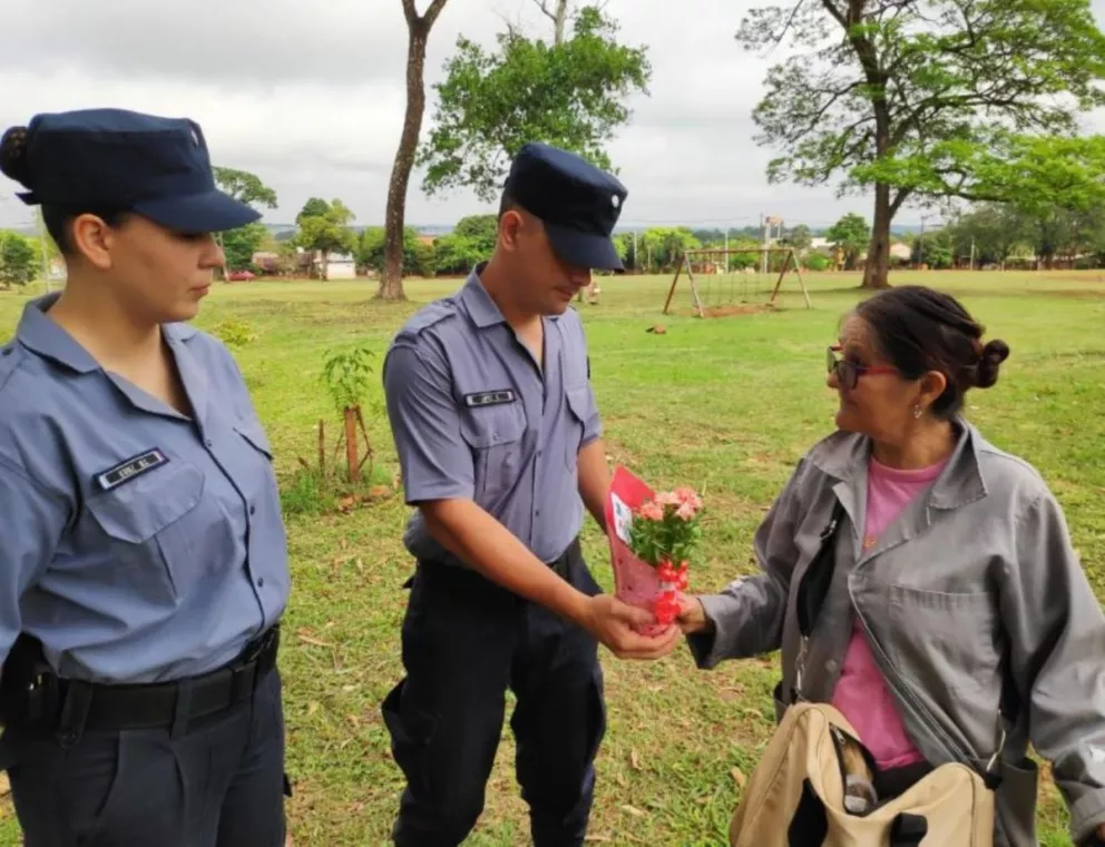 La Policía de Misiones homenajeó a las madres en su día
