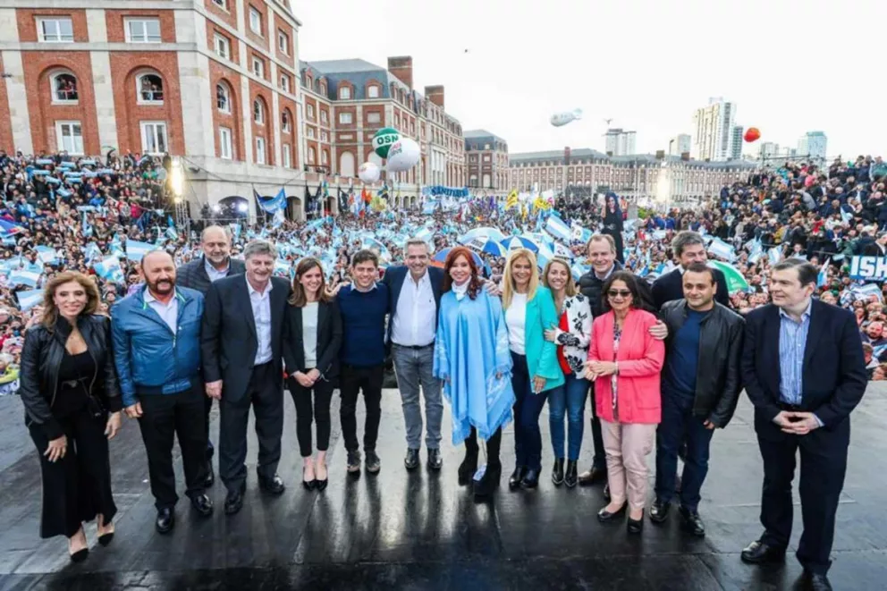 Alberto Fernández y Cristina Fernández junto a los gobernadores de varias provincias durante el acto realizado en Mar del Plata.