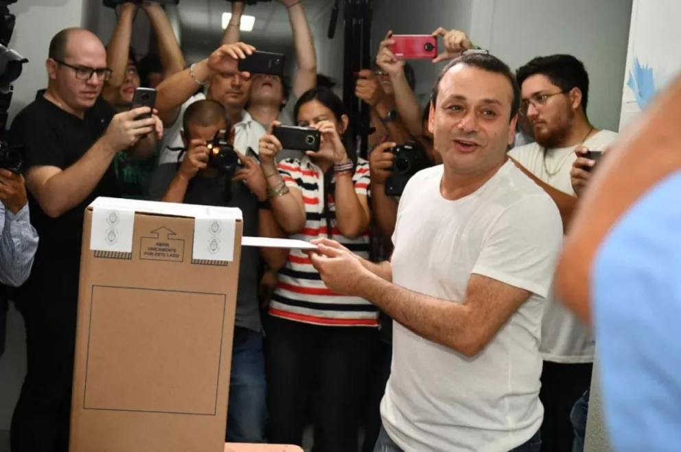 Oscar Herrera Ahuad votando en las elecciones generales del 27 de octubre de 2019