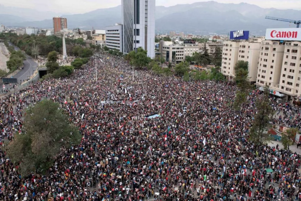 Tensión en Chile: cientos de miles de personas desafían a Piñera en las calles