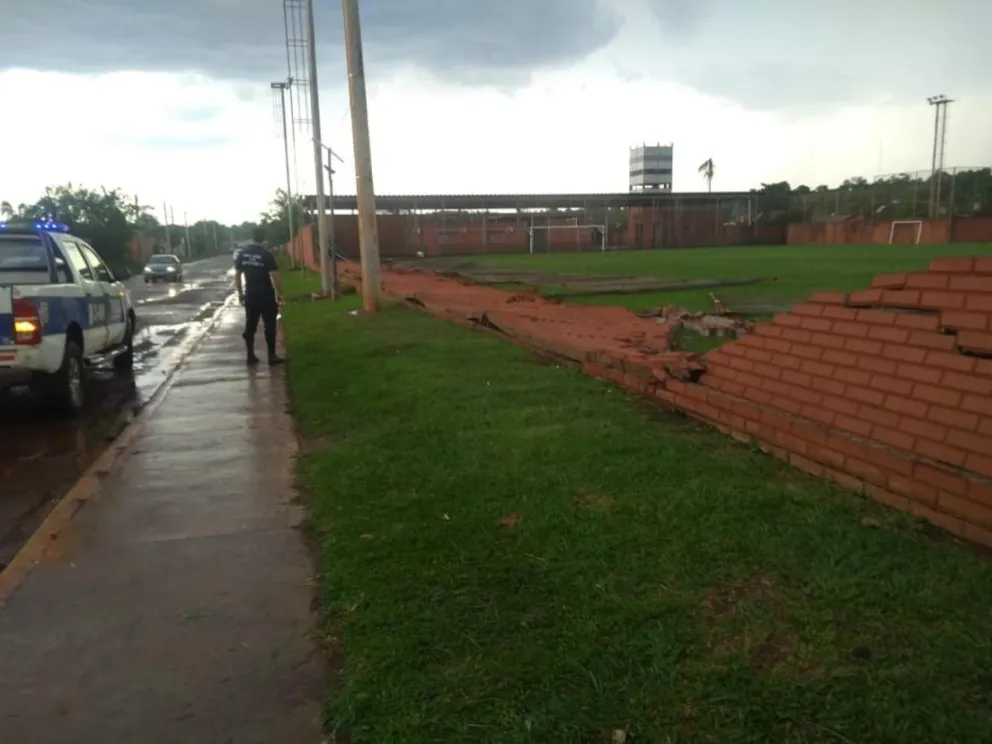 La tormenta derrumbó el muro de una Escuela en Iguazú y San Pedro entró en alerta posibles tormentas severas