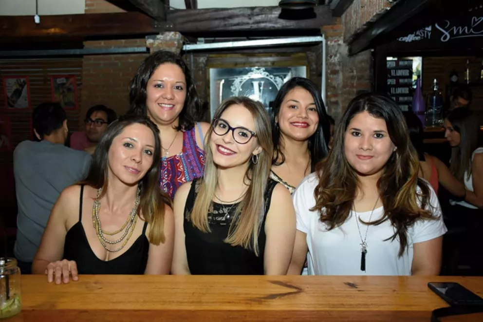 Karina Tatarinoff (festejando su cumpleaños), Cyntia Karatputney, Daniela Canteros, Malena Cuenca y Carolina Álvarez.