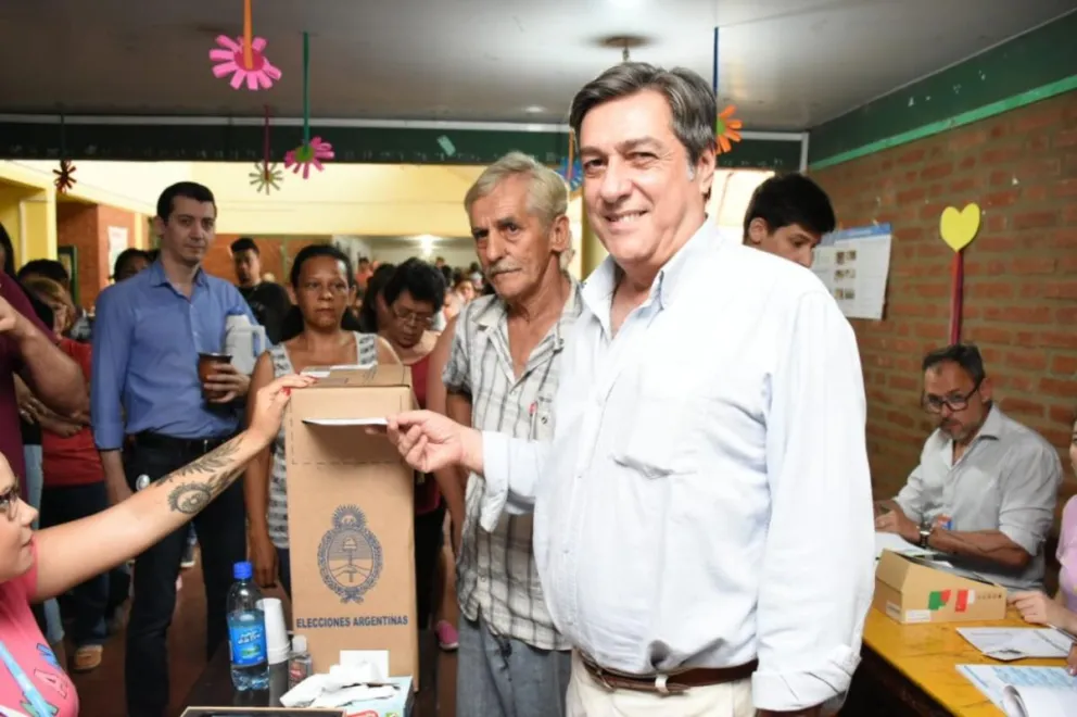 Alfredo Schiavoni votando en las elecciones generales del 27 de octubre de 2019