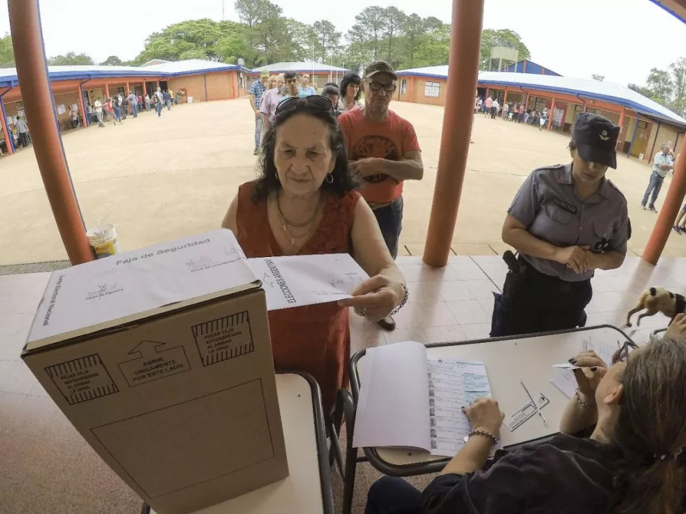 Vecinos de Posadas votando en las elecciones generales del 27 de octubre de 2019