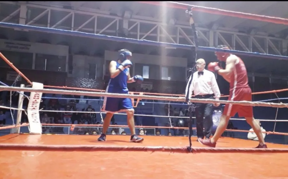 Uno de los boxeadores de Iguazú sobre el ring