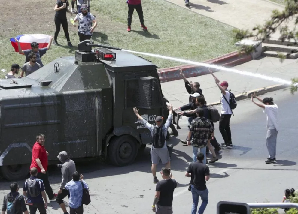El Ejercito chileno intenta dispersar a los manifestantes con carros hidrantes