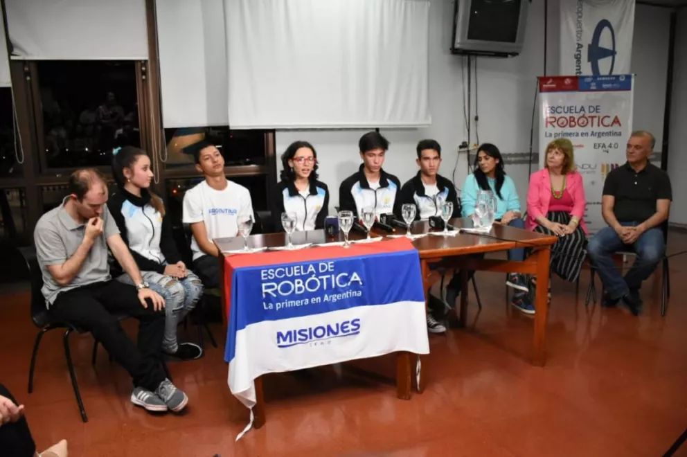 Los alumnos de la escuela de Robótica fueron recibidos como héroes  
