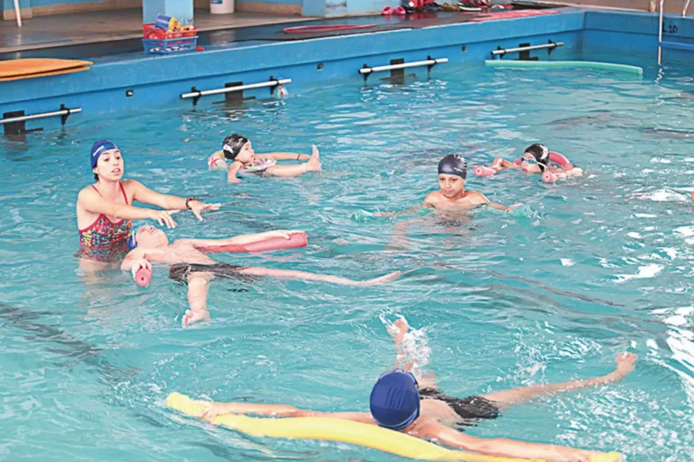 Niños con hemofilia hacen natación para mejorar su calidad de vida