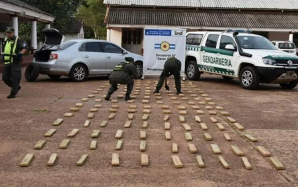 Santo Tomé: narcos abandonaron un auto con más de 140 kilos de marihuana