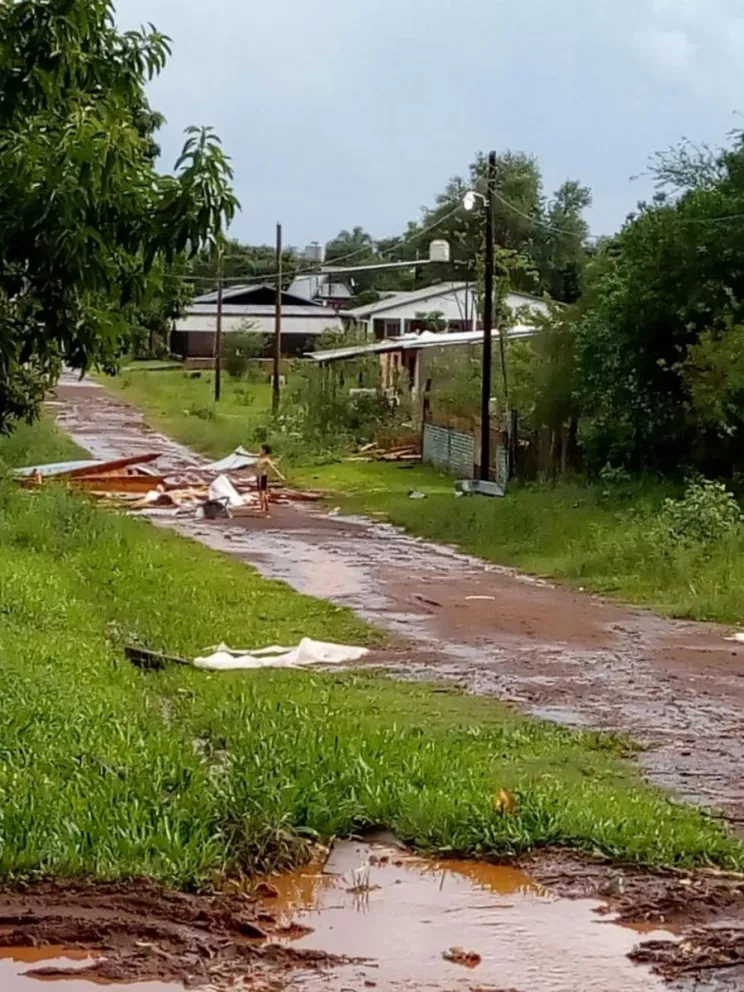 La tormenta causó destrozos en al menos tres barrios de Candelaria haciendo volar techos y casas precarias