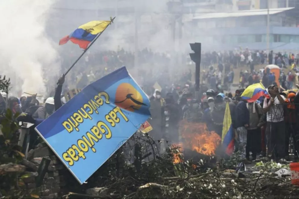 Tensión en Ecuador: Moreno decretó el toque de queda y militarizó Quito 