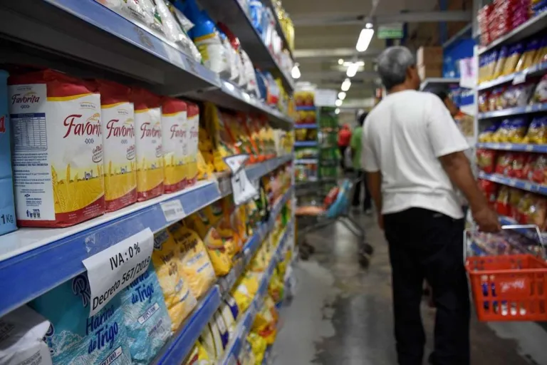 La canasta básica aumentó 13,1% en noviembre y una familia necesitó $390.456 para no ser considerada pobre