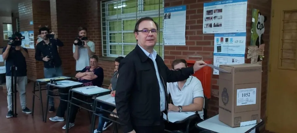 Diego Sartori votando en las elecciones generales del 27 de octubre de 2019