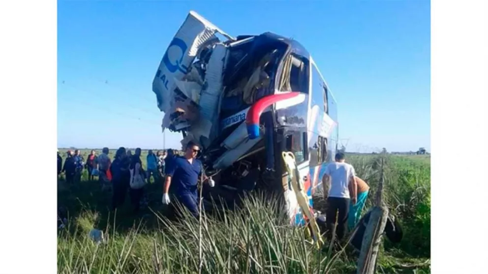 Son cinco los muertos que dejó el choque entre un bus paraguayo y un camión en Entre Ríos
