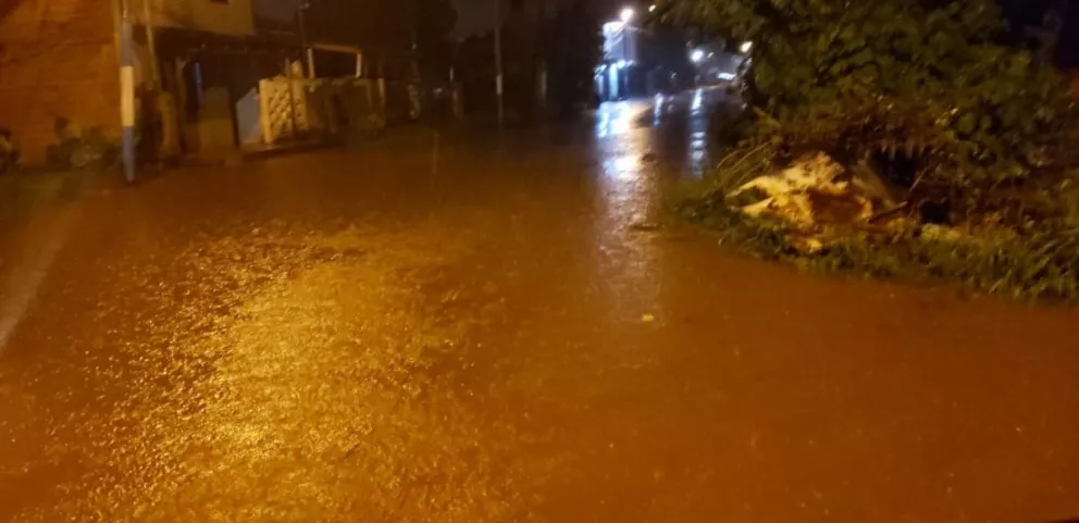 Fuerte temporal provocó inundaciones temporales en calles y avenidas de Iguazú