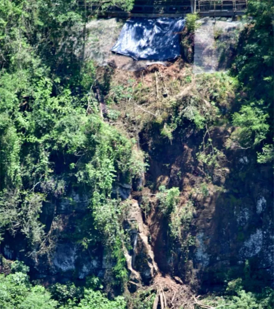Derrumbe en Cataratas complica el paseo normal