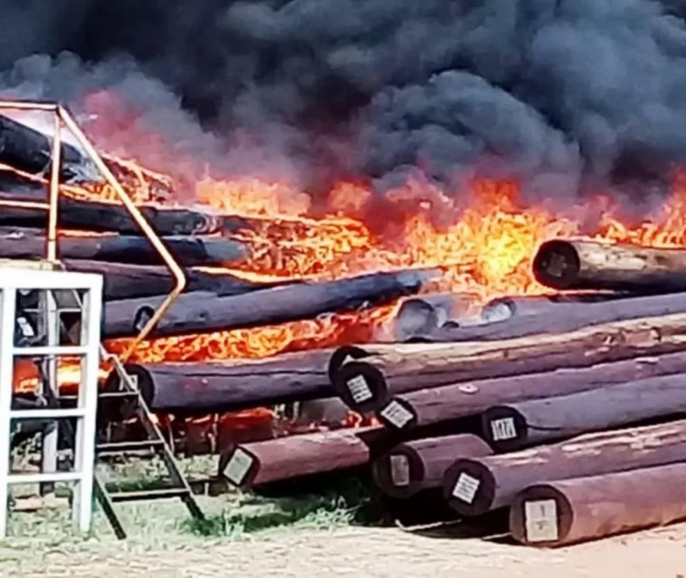 Incendio en San Antonio consumió postes nuevos de Energía de Misiones