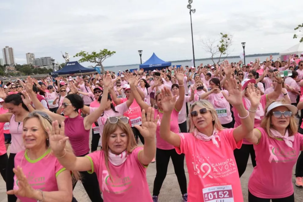 Una multitud se congregó en Posadas contra el cáncer de mama