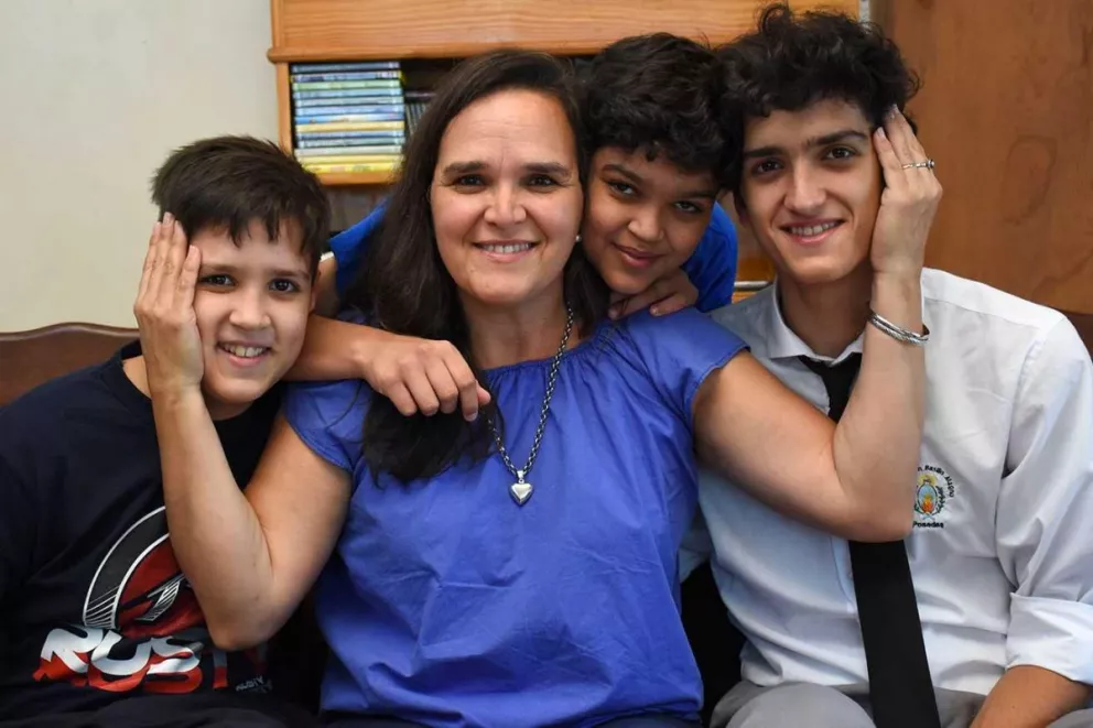 Carmen Oviedo, un ejemplo de madre, rodeada por sus hijos Joaquín (izquierda), Leandro y Alejo.
