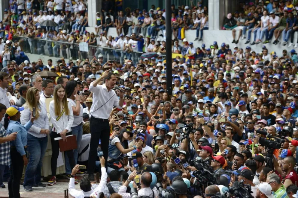 Juan Guaidó habla ante miles de venezolanos que salieron nuevamente a marchar contra el gobierno de Nicolás Maduro