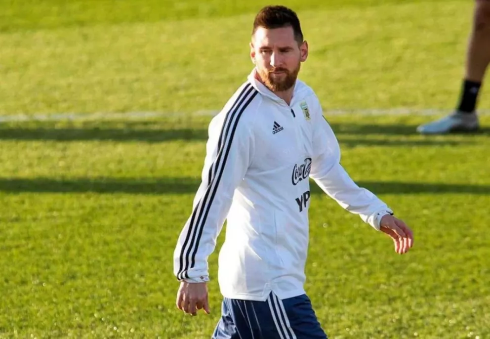 Con Messi a la cabeza, los jugadores de la Selección se sacaron fotos con los hinchas