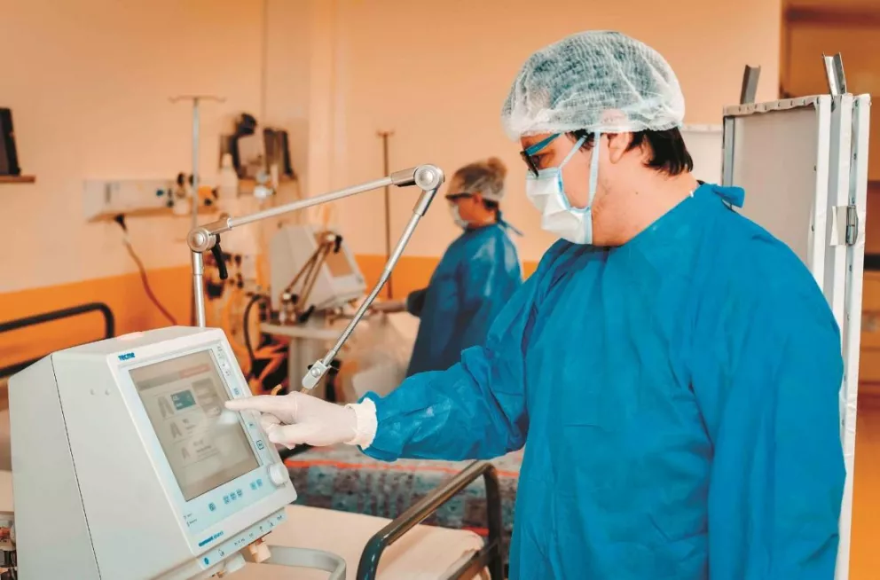 Mientras Misiones sigue sin casos confirmados, los hospitales locales se preparan, como los médicos del Favaloro, en Posadas, que alistan los respiradores