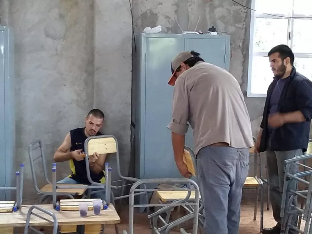 Los alumnos de la carrera de Guardaparques de San Pedro arreglan el mobiliario de la escuela N°904