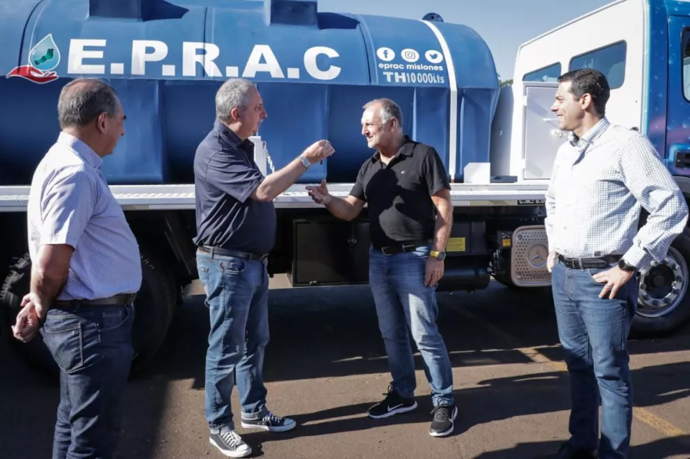 Passalacqua entregó un camión cisterna al Eprac 