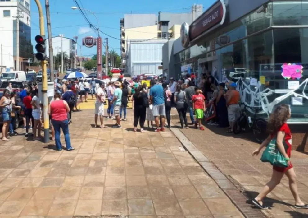 Ahorristas se manifestaron frente a concesionaria de autos en Posadas
