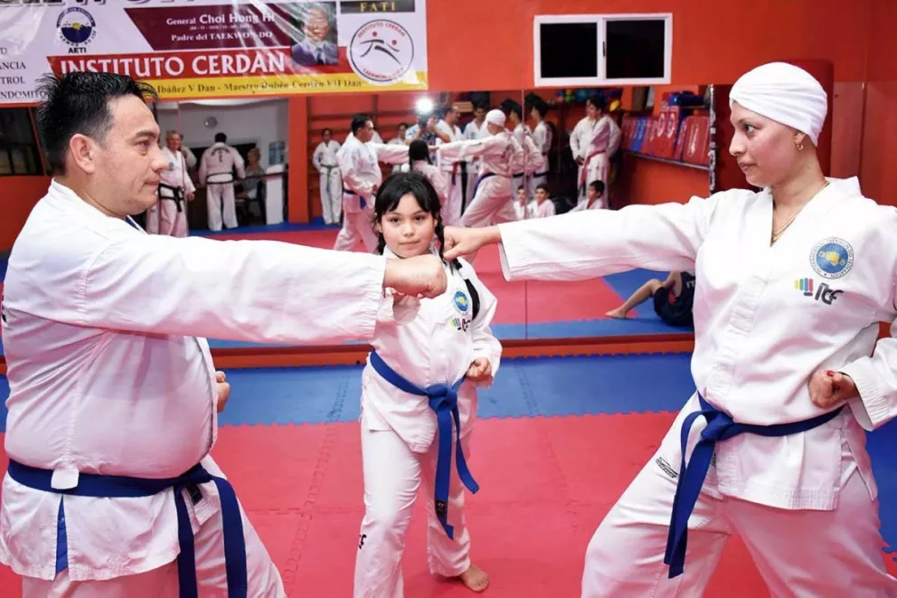 A mediados de año, a Mónica Martínez le diagnosticaron cáncer de útero. El taekwondo y su familia le dan energía para seguir.