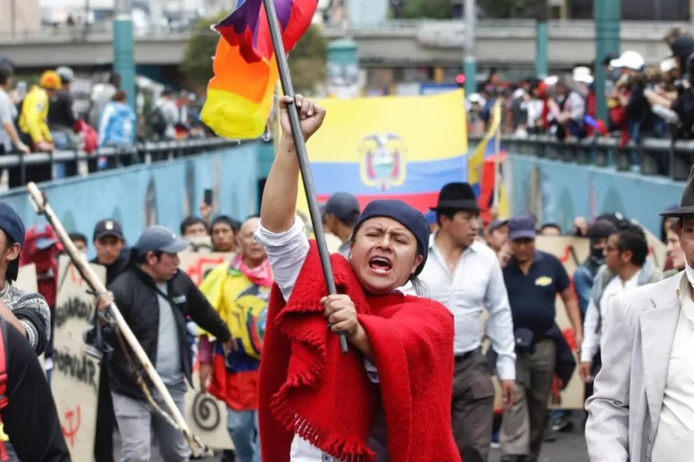 Manifestantes indígenas antigubernamentales gritan consignas contra el presidente Lenín Moreno y sus políticas económicas durante una huelga nacional en Quito