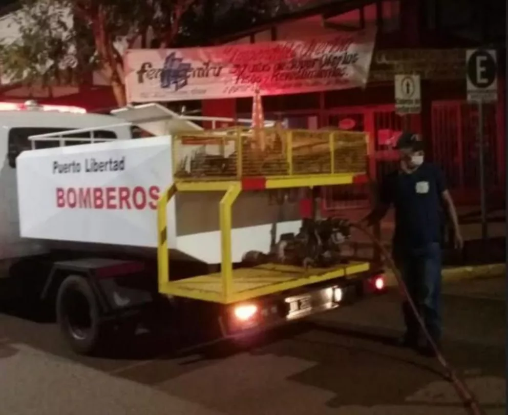 Bomberos Voluntarios de Puerto Libertad abocados a la limpieza de veredas