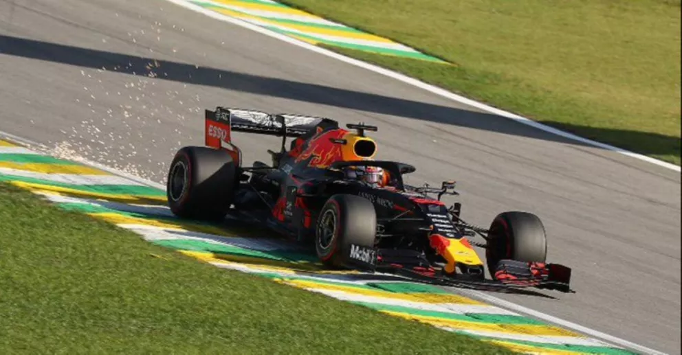 El Aston Martin Red Bull de Max Verstapen en el circuito de Brasil