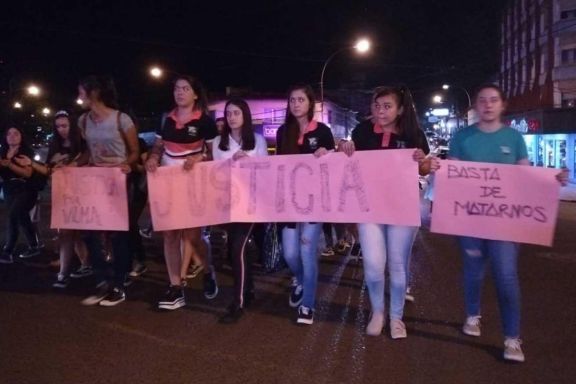 Compañeros, docentes y conocidos de la víctima marcharon en Iguazú el mismo viernes a la noche. Compañeros, docentes y conocidos de la víctima marcharon en Iguazú el mismo viernes a la noche.