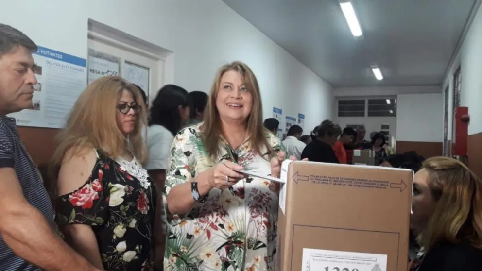 Ivonne Aquino votando en una escuela de Oberá