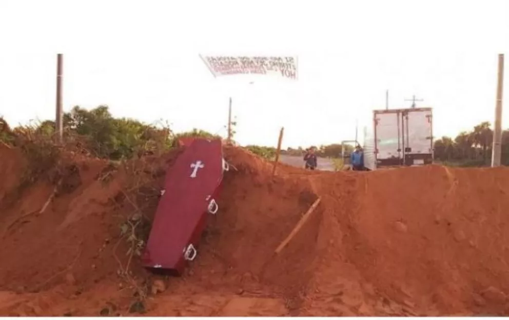 Paraguay: con ataúdes y cargas de arena cierran el acceso a la ciudad de Ayolas